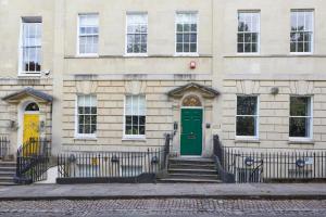 - une porte verte dans un bâtiment avec des escaliers dans l'établissement Berkeley Square Pads, à Bristol