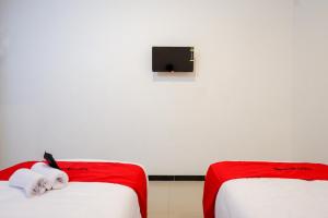Postel nebo postele na pokoji v ubytování RedDoorz @ Jalan Wonosari KM.9