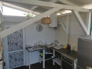 cocina con fregadero y encimera en Sea Caravan/Camper on the Beach en Kiten