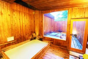Postel nebo postele na pokoji v ubytování Onsen Yado Misuzuso