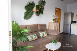 salon z brązową kanapą i stołem w obiekcie Apartamento Cañadilla MRZ Rentals w mieście El Puerto de Santa María