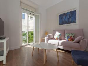 a living room with a couch and a table at RD APARCAMIENTO INCLUIDO TRIANA luminoso cómodo apartamento 2Bd 2Bth in Seville