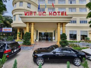 Ben Tre的住宿－越南Uc酒店，停在酒店前的一辆黑色汽车