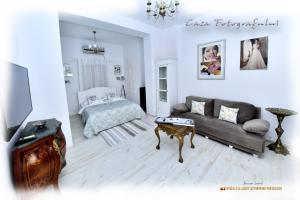 a living room with a couch and a bed at Casa Fotografului in Constanţa