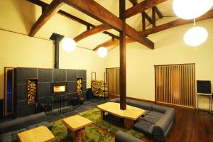 松本的住宿－亞多米蘇祖索溫泉酒店，带沙发和壁炉的客厅