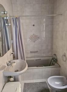 Ванная комната в Spinola Bay Sea Front Apt 6