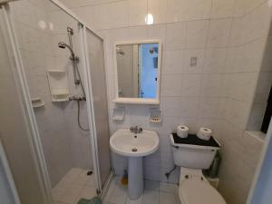 Ванная комната в Spinola Bay Sea Front Apt 6 +17 фотографий