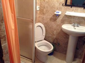 un baño con inodoro y lavabo en Hôtel Faouzi, en Marrakech