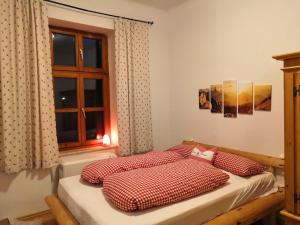 Postel nebo postele na pokoji v ubytování Ferienappartment zum grünen Hirsch