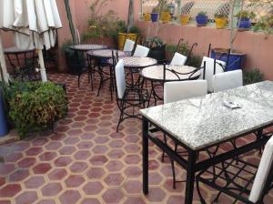 Un restaurante o sitio para comer en Hôtel Faouzi