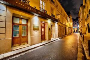 uma rua vazia numa cidade à noite em Relais Hôtel du Vieux Paris em Paris