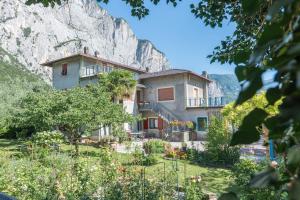 ein Haus vor einem Berg in der Unterkunft Casa Jasmina in Dro