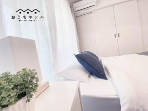 Postel nebo postele na pokoji v ubytování OUCHI HOTEL Miyajimaguchi