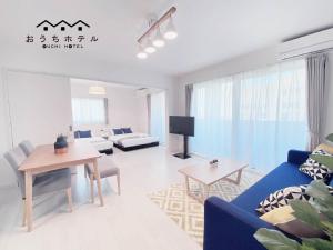 TV a/nebo společenská místnost v ubytování OUCHI HOTEL Miyajimaguchi