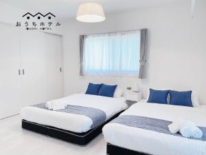 Postel nebo postele na pokoji v ubytování OUCHI HOTEL Miyajimaguchi