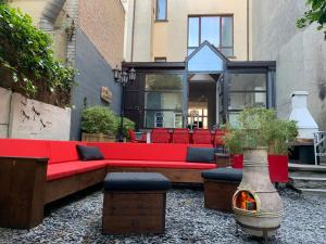 a living room with a red couch and a fire place at Hygge Vakantiewoning in Ostend