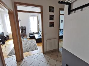 una sala de estar con una puerta que da a una sala de estar. en Gozsdu Apartment, en Budapest