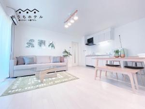 TV a/nebo společenská místnost v ubytování OUCHI HOTEL Miyajimaguchi