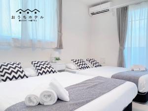 Postel nebo postele na pokoji v ubytování OUCHI HOTEL Miyajimaguchi