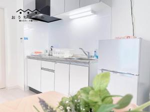 Kuchyň nebo kuchyňský kout v ubytování OUCHI HOTEL Miyajimaguchi