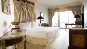 Postel nebo postele na pokoji v ubytování InterContinental Phoenicia Beirut by IHG
