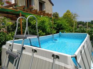 Bazén v ubytování Appartamento le Campanelle nebo v jeho okolí