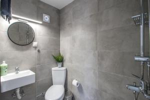 A bathroom at Mikri Gonia