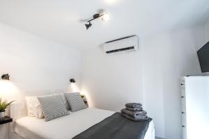 A bed or beds in a room at Mikri Gonia