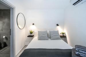 A bed or beds in a room at Mikri Gonia