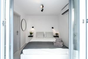 A bed or beds in a room at Mikri Gonia