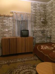 Μια τηλεόραση ή/και κέντρο ψυχαγωγίας στο Сдам комнату в гостевом домике