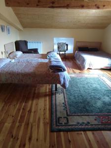 1 dormitorio con 2 camas y alfombra en Boomerang Cottage B&B en Quintanapalla