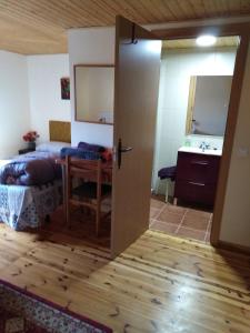 a room with a bed and a table and a door at Boomerang Cottage B&B in Quintanapalla