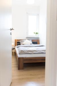 a bedroom with a bed and a window at - NEU - Große & gemütliche 3 Zimmer Wohnung in Neulsenburg