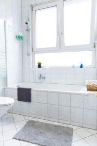 - NEU - Große & gemütliche 3 Zimmer Wohnung tesisinde bir banyo