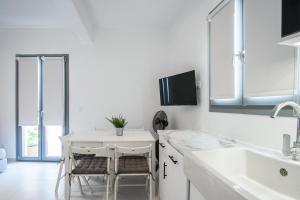 A kitchen or kitchenette at Mikri Gonia