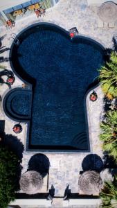 Villa Manos Hotel内部或周边的泳池