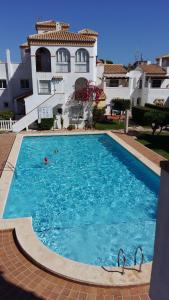 einem großen Pool vor einem Gebäude in der Unterkunft Дуплекс " Torre Gala" Playa Flamenca in Playa Flamenca