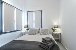 A bed or beds in a room at Mikri Gonia