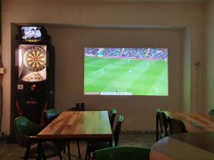 TV a/nebo společenská místnost v ubytování Kimchee Busan Downtown Guesthouse