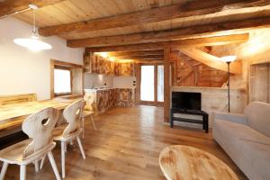 Albergo Diffuso Sutrio Zoncolan的休息区