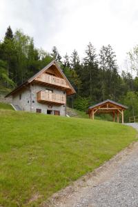 un edificio in cima a una collina erbosa di Albergo Diffuso Sutrio Zoncolan a Sùtrio