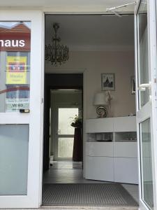 eine Tür, die in einen Laden mit einem Kronleuchter führt in der Unterkunft Apartments und Zimmer Gästehaus Matthias in Dresden
