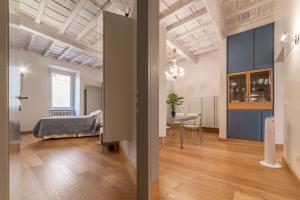 salon z łóżkiem i jadalnią w obiekcie Piazza Navona Elegant Apartment w Rzymie