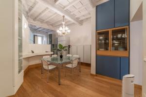 kuchnia i jadalnia ze stołem i krzesłami w obiekcie Piazza Navona Elegant Apartment w Rzymie