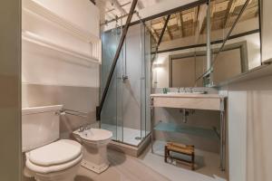 łazienka z toaletą, prysznicem i umywalką w obiekcie Piazza Navona Elegant Apartment w Rzymie +32 zdjęcia