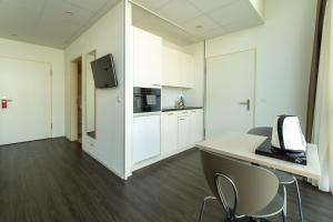 Kuchyň nebo kuchyňský kout v ubytování Los Lorentes Hotel Bern Airport