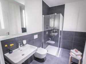 a bathroom with a sink and a shower and a toilet at Freiburger-Ferienwohnung in Freiburg im Breisgau