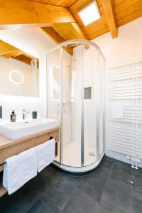 a bathroom with a shower and a sink at Moderne 2 Zi.-FeWo BlackForestArt Nähe Freiburg in Simonswald