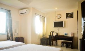 a hotel room with a desk and a computer in it at Thanh Binh Hotel in La Gi